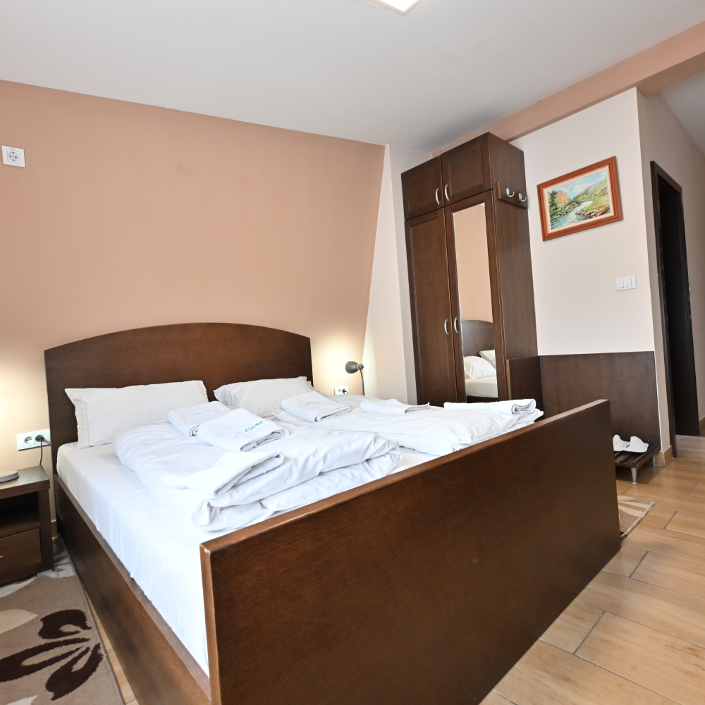 Soba 201 sa bračnim krevetom – slika 3