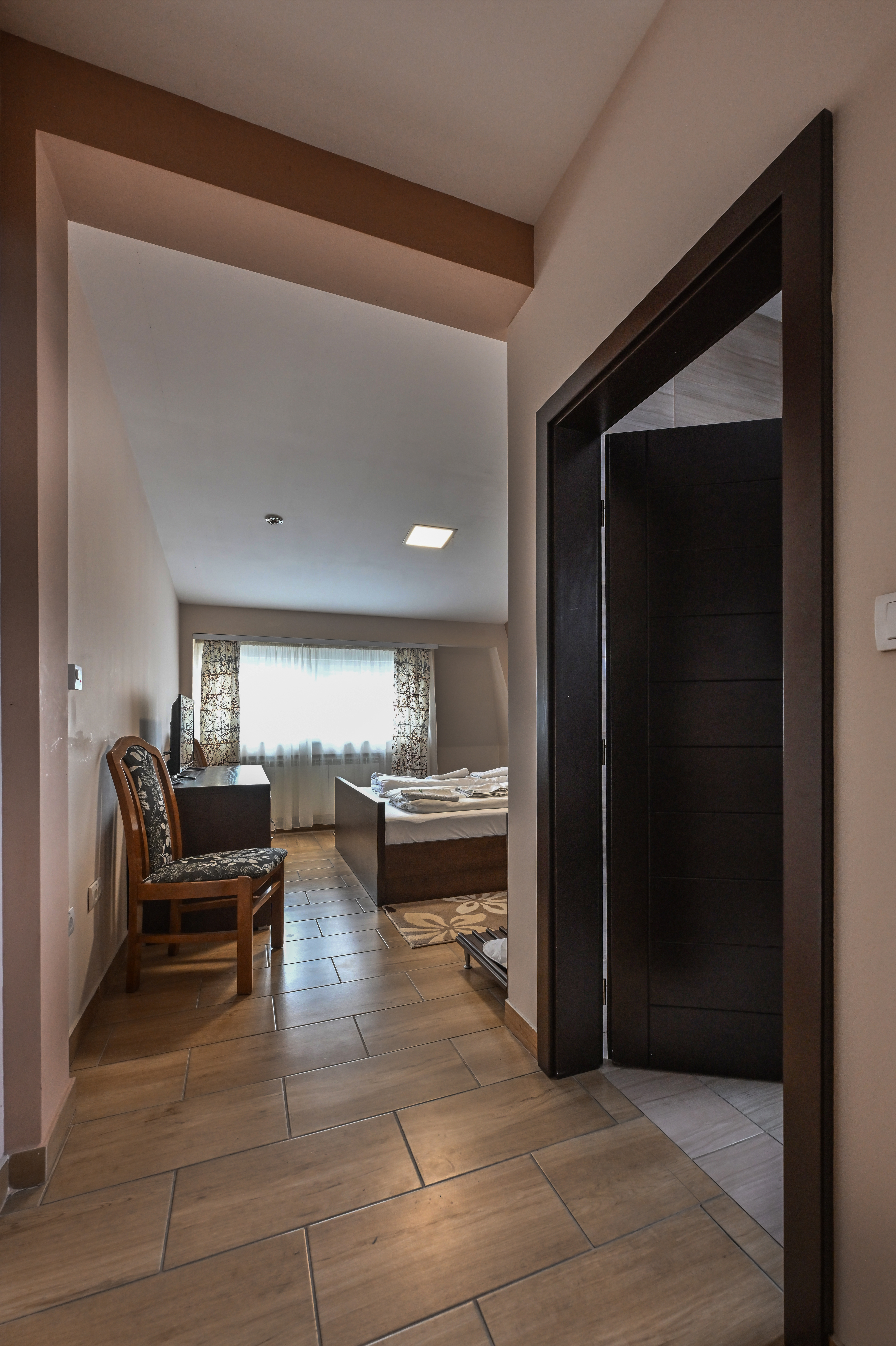 Soba 201 sa bračnim krevetom – slika 5