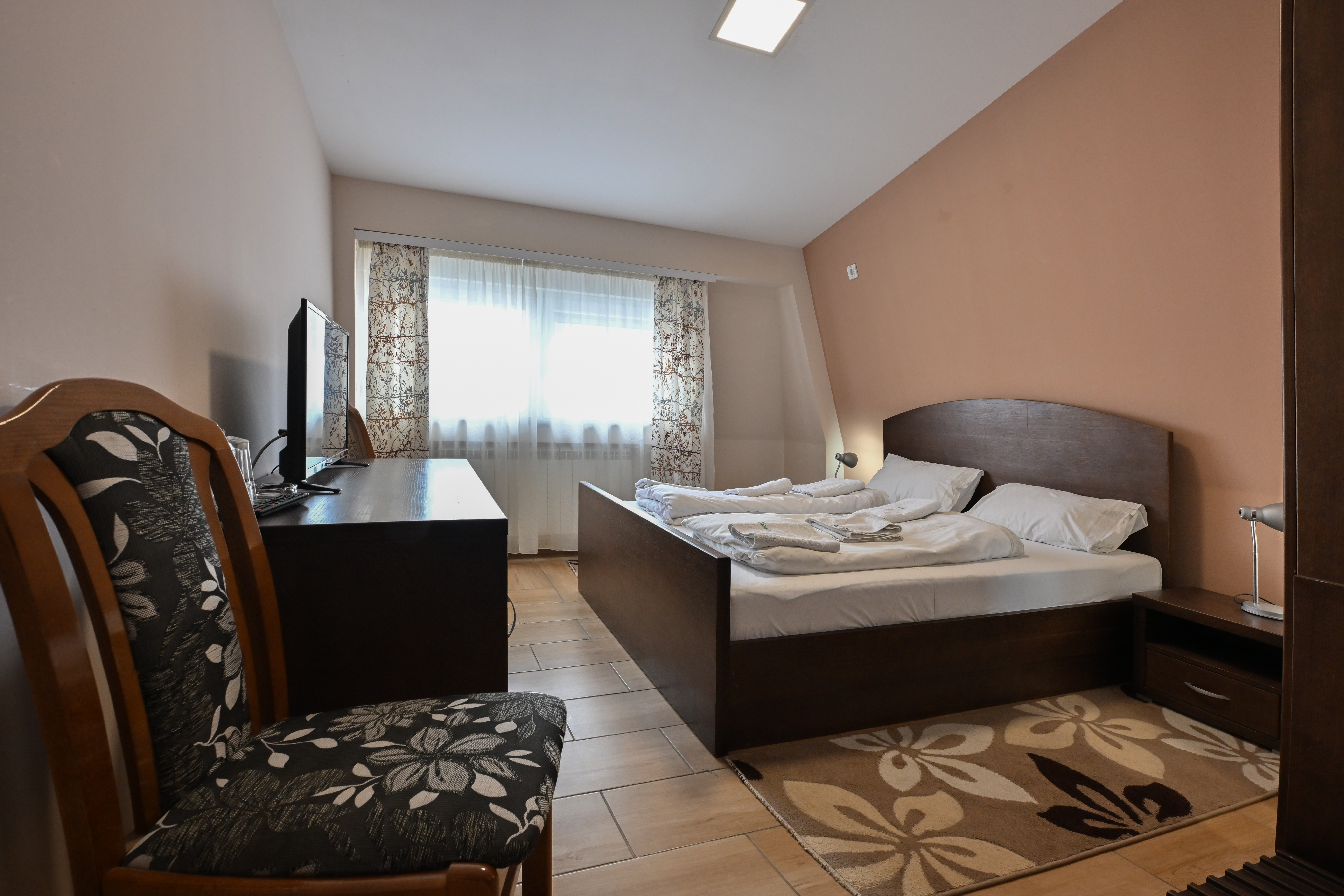 Soba 201 sa bračnim krevetom – slika 6