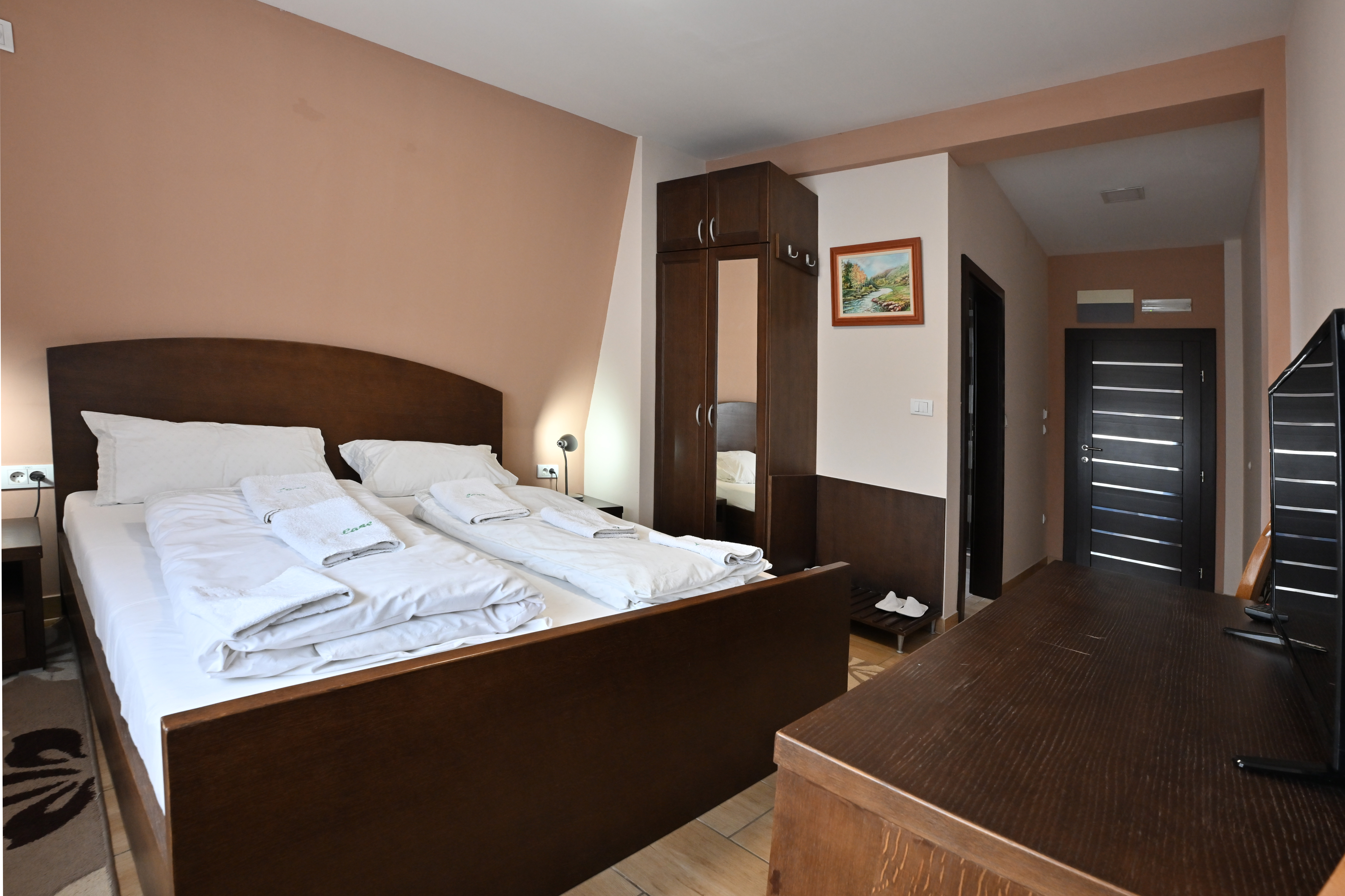 Soba 201 sa bračnim krevetom – slika 7