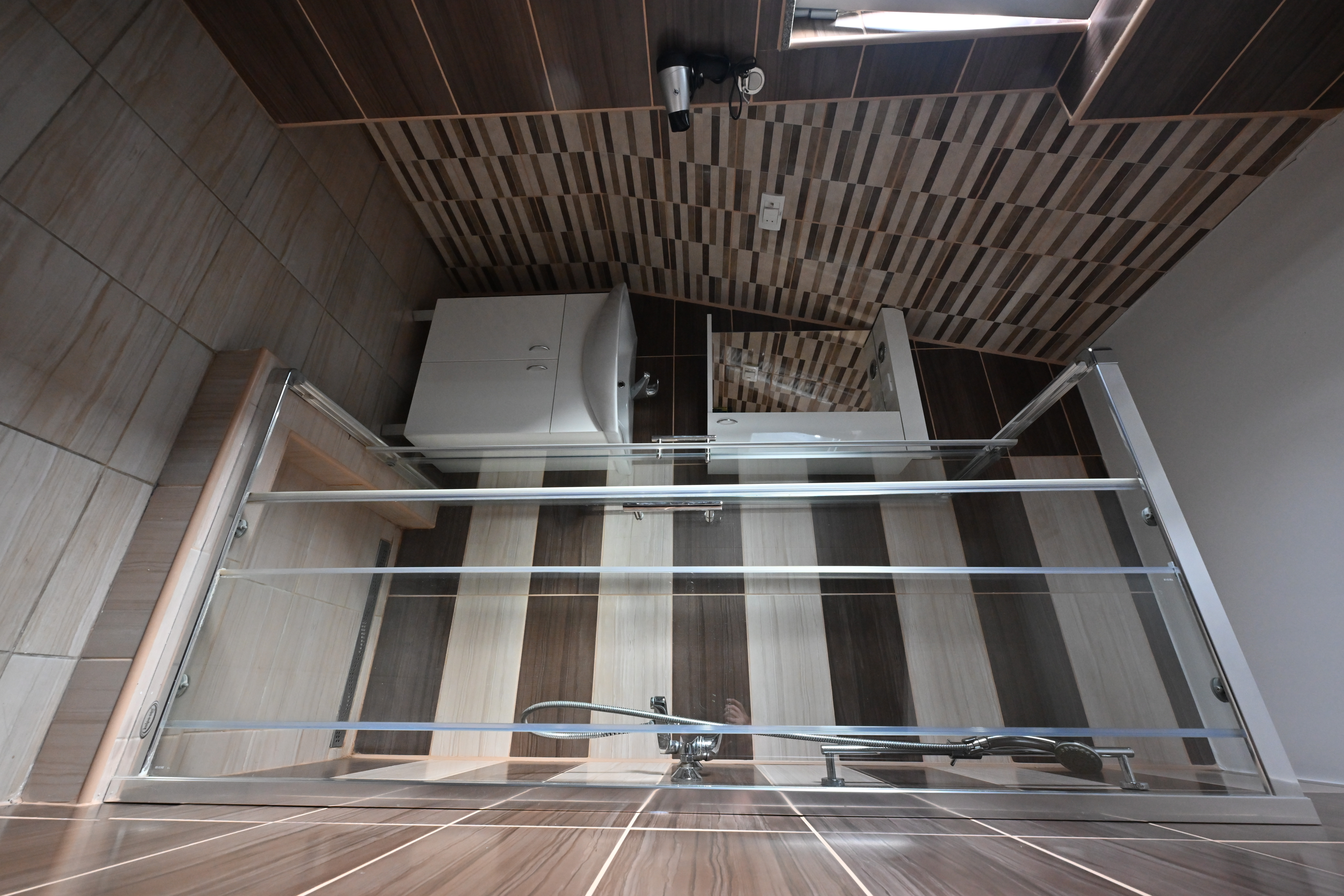 Soba 201 sa bračnim krevetom – slika 10