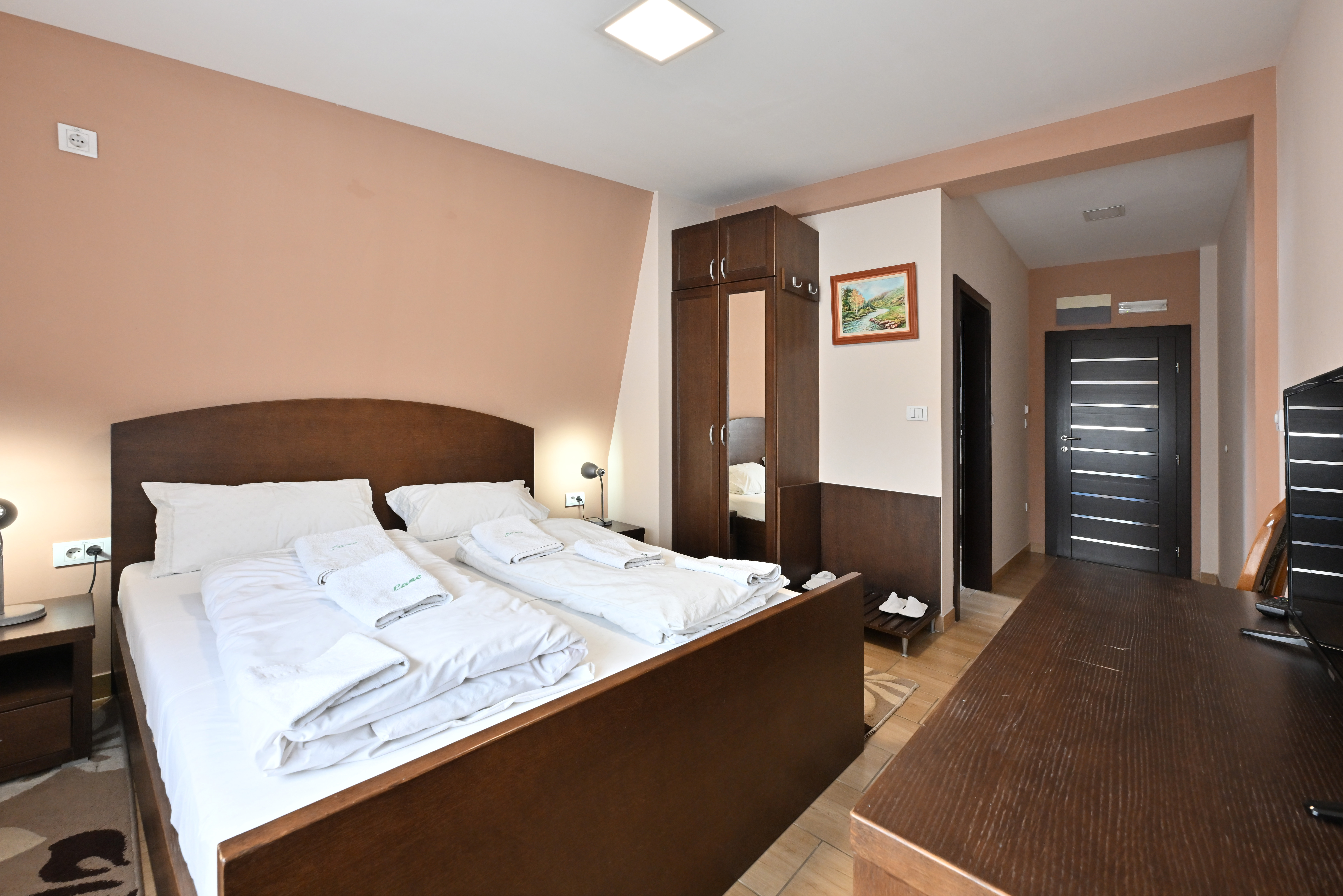 Soba 201 sa bračnim krevetom – slika 11