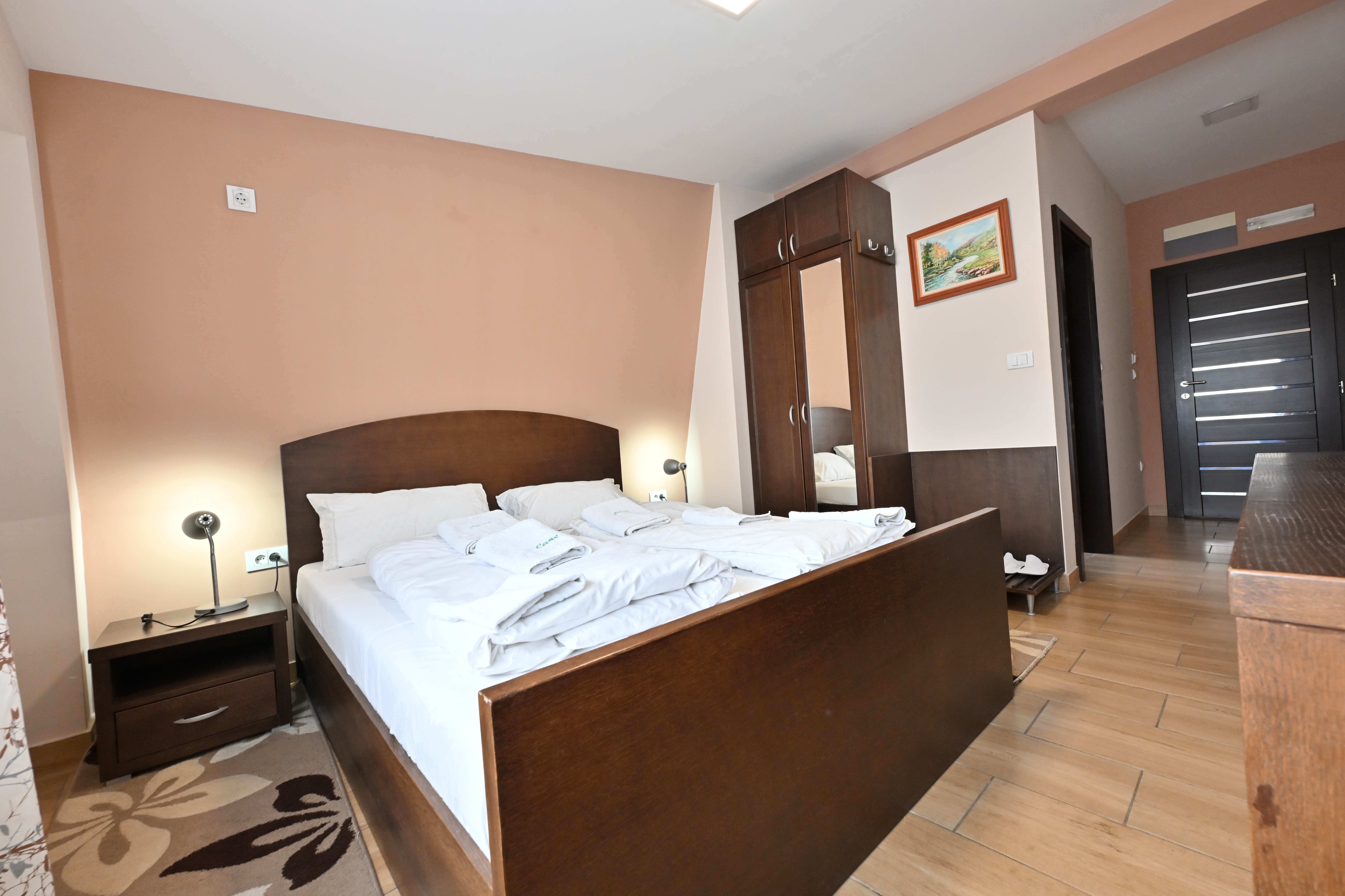 Soba 201 sa bračnim krevetom – slika 12