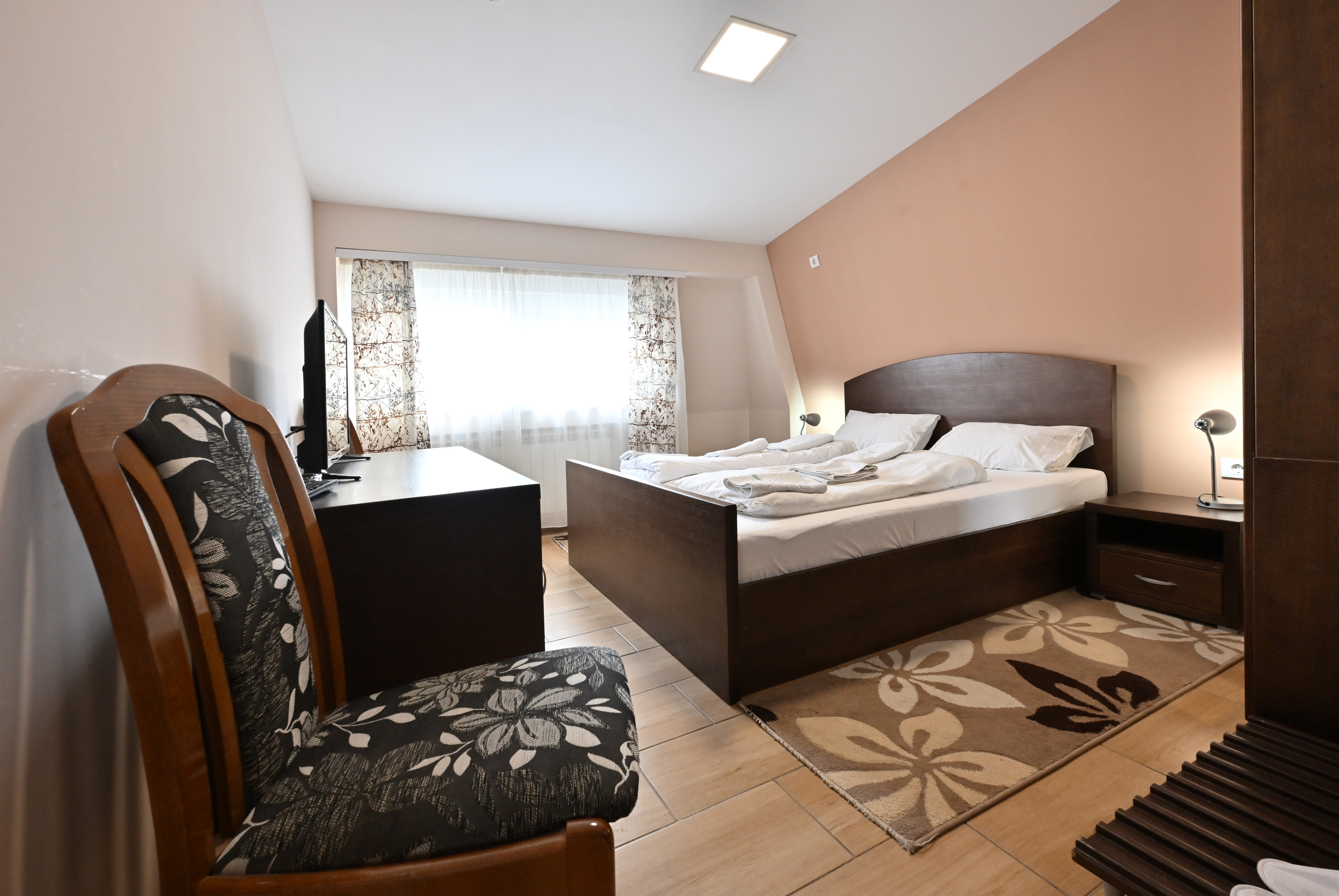 Soba 201 sa bračnim krevetom – slika 13